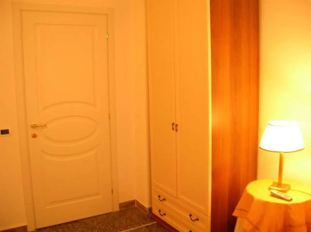 Hotel Il Rosso E Il Blu Rom 2*,  Italien